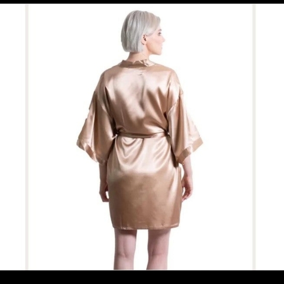 Gold Robe - Picture 5 of 7
